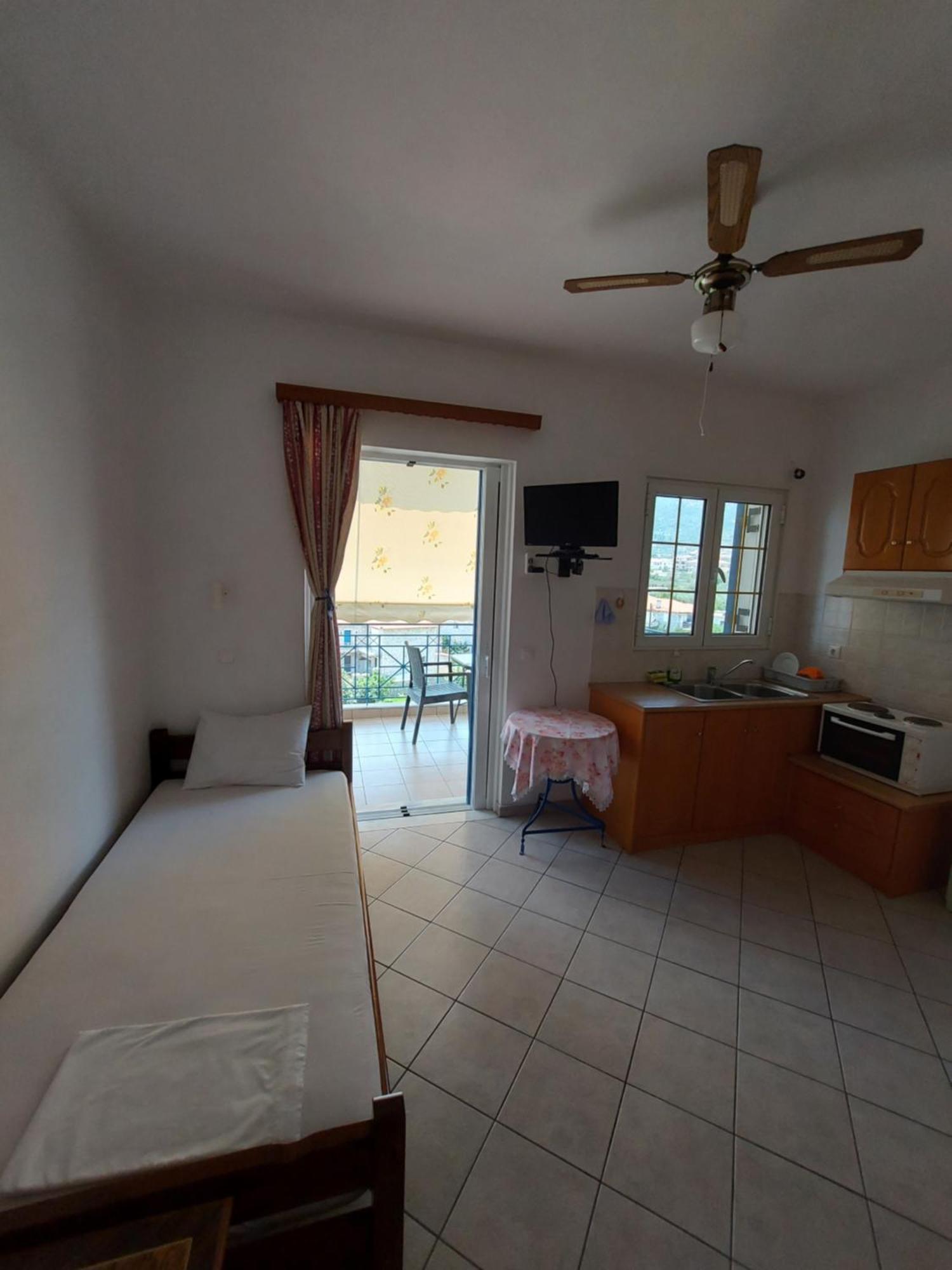 Matina Apartments Tyros Chambre photo